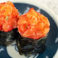 Gunkan_losos_tobiko_kimchi.jpg