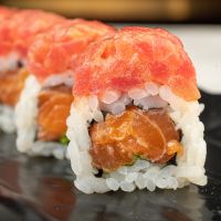 Spaiysi-roll_s_lososem_i_tuncom.jpg