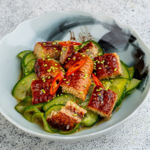 Салат с маринованным угрём и огурцом