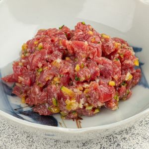 Тартар из говядины с маринованными японскими огурцами и соусом юзу