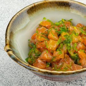 Тартар из лосося с водорослями чука и соусом васаби