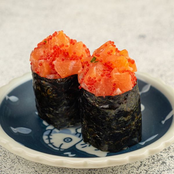 Gunkan_losos_tobiko_kimchi1.jpg